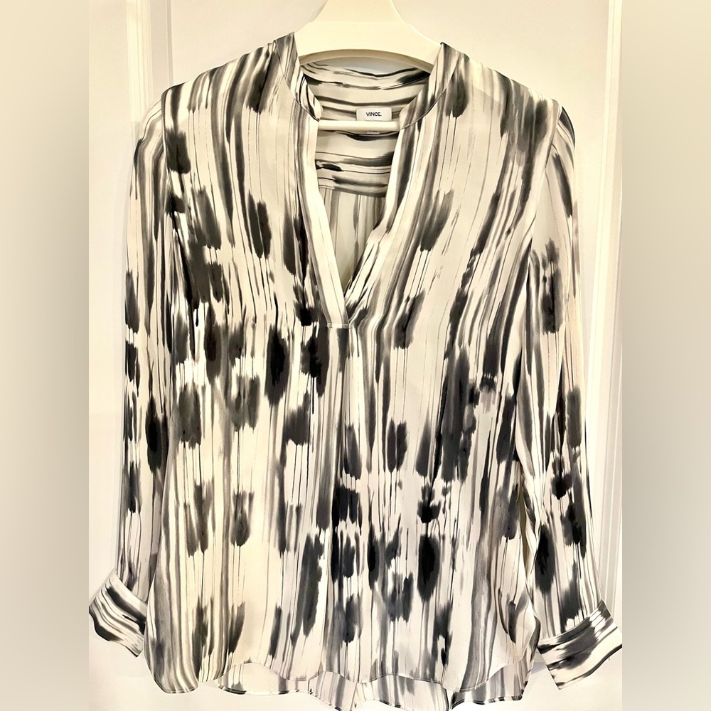 - ✨Host Pick!✨Vince print blouse. Like new!